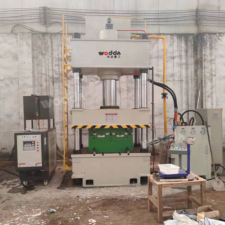 400噸石英石水槽油壓機現(xiàn)場.jpg